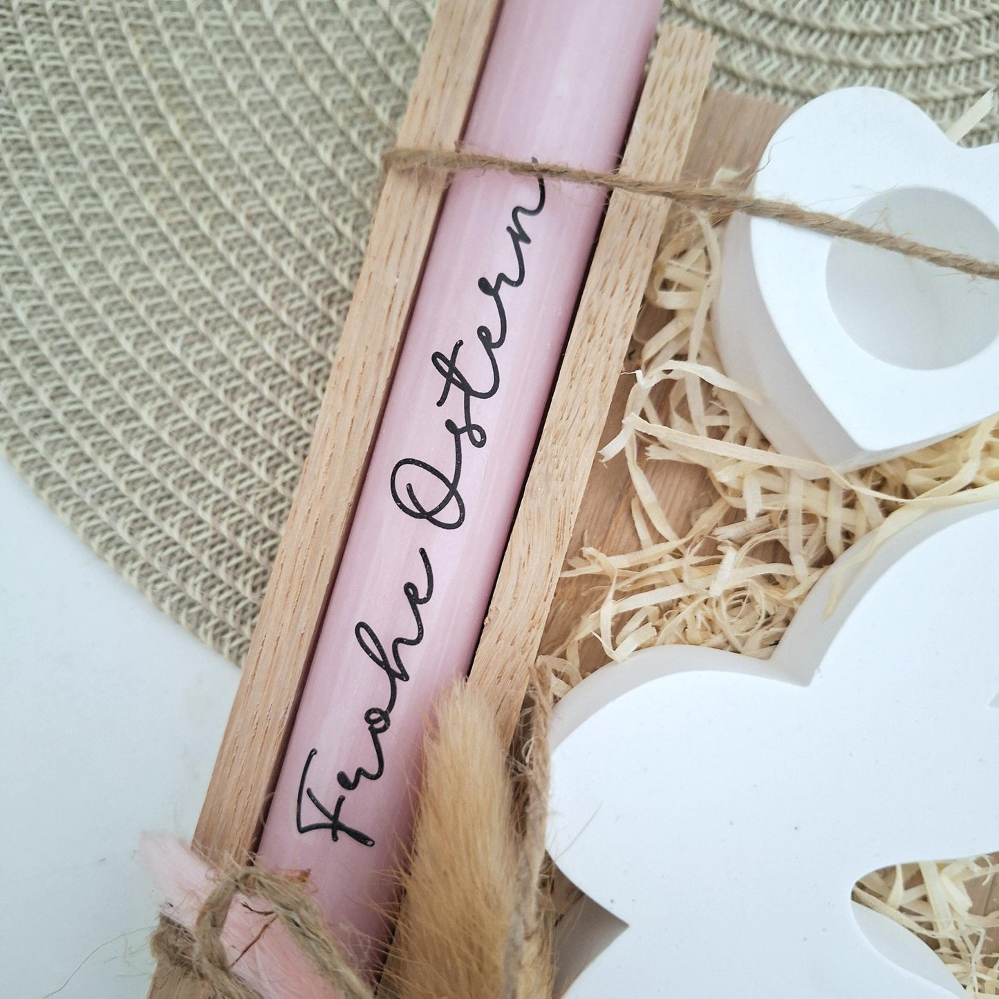 Ostern Geschenkset Ostergeschenk Sitzender Osterhase Blick nach links Kerzenhalter Herz Kerzenset Stabkerze Kerzenbox Holzbox Mitbringsel