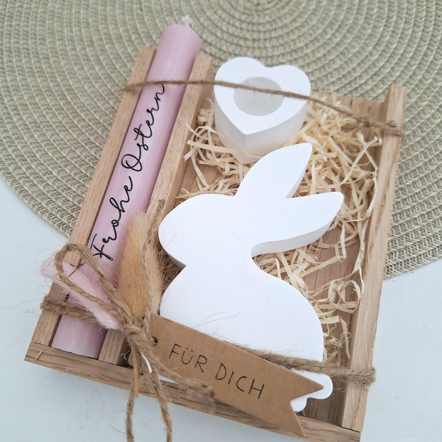 Ostern Geschenkset Ostergeschenk Sitzender Osterhase Blick nach links Kerzenhalter Herz Kerzenset Stabkerze Kerzenbox Holzbox Mitbringsel