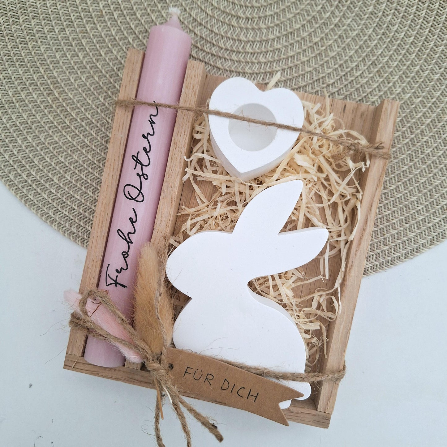 Ostern Geschenkset Ostergeschenk Sitzender Osterhase Blick nach links Kerzenhalter Herz Kerzenset Stabkerze Kerzenbox Holzbox Mitbringsel