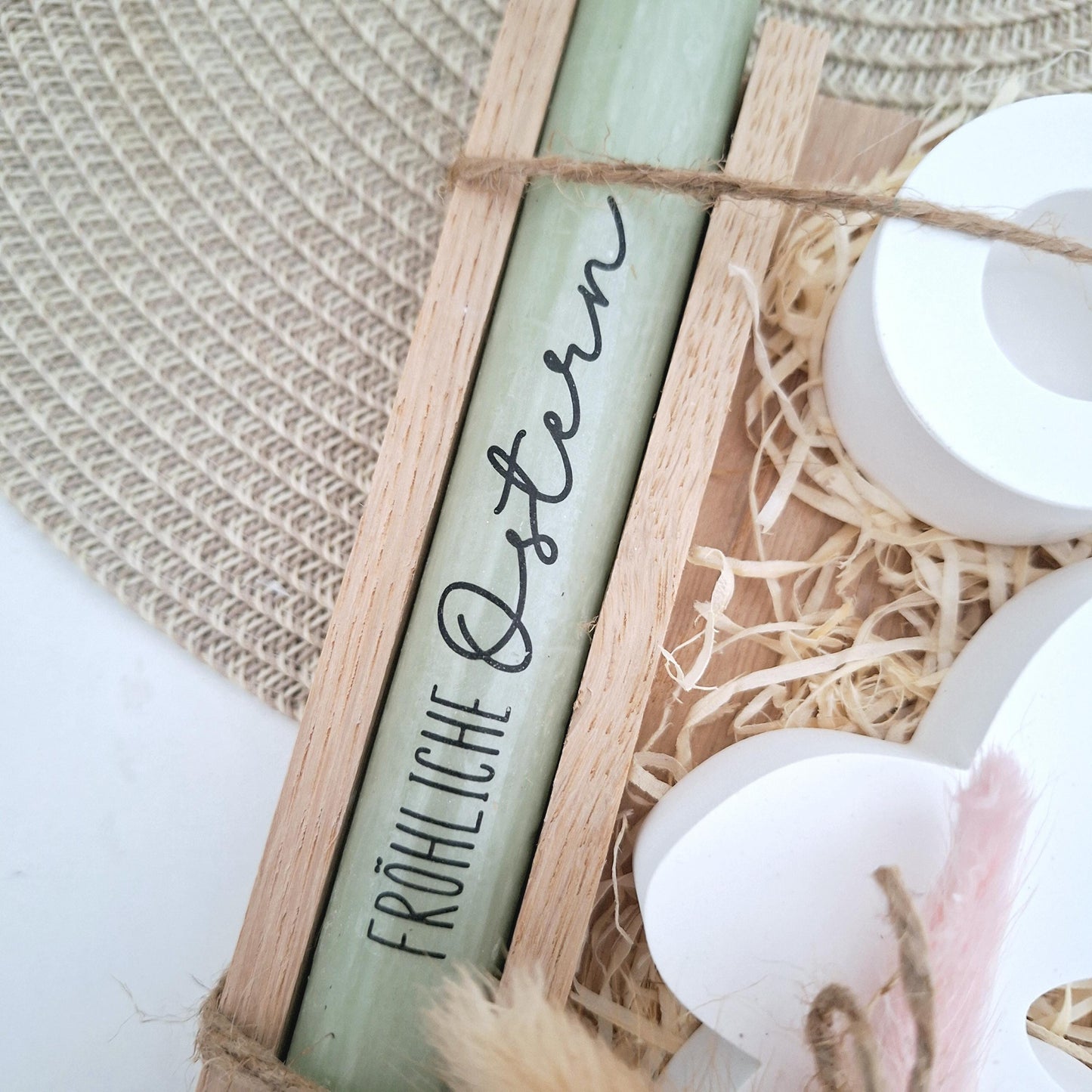 Ostern Geschenkset Ostergeschenk sitzender Osterhase Blick nach links Kerzenhalter rund Kerzenset Stabkerze Kerzenbox Holzbox Mitbringsel