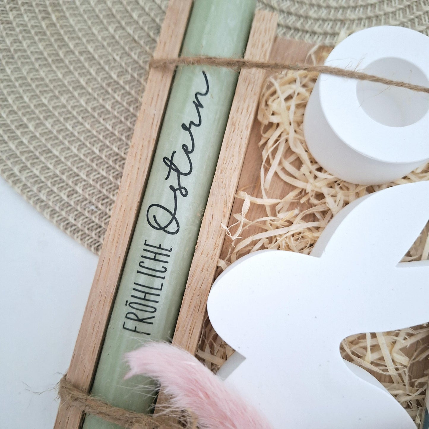 Ostern Geldgeschenk Ostergeschenk Sitzender Osterhase Blick nach links Kerzenhalter rund Geschenkset Gutschein Kerzenset Stabkerze Kerzenbox