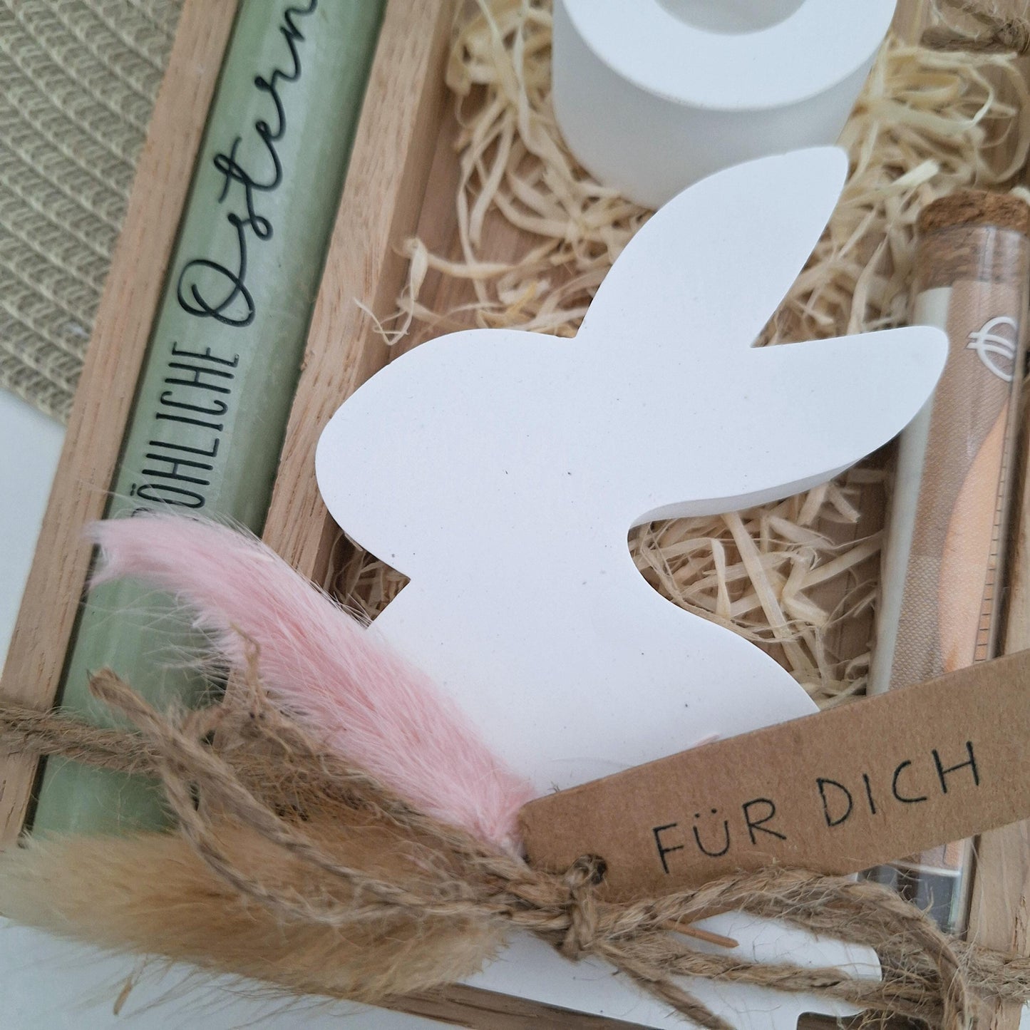 Ostern Geldgeschenk Ostergeschenk Sitzender Osterhase Blick nach links Kerzenhalter rund Geschenkset Gutschein Kerzenset Stabkerze Kerzenbox