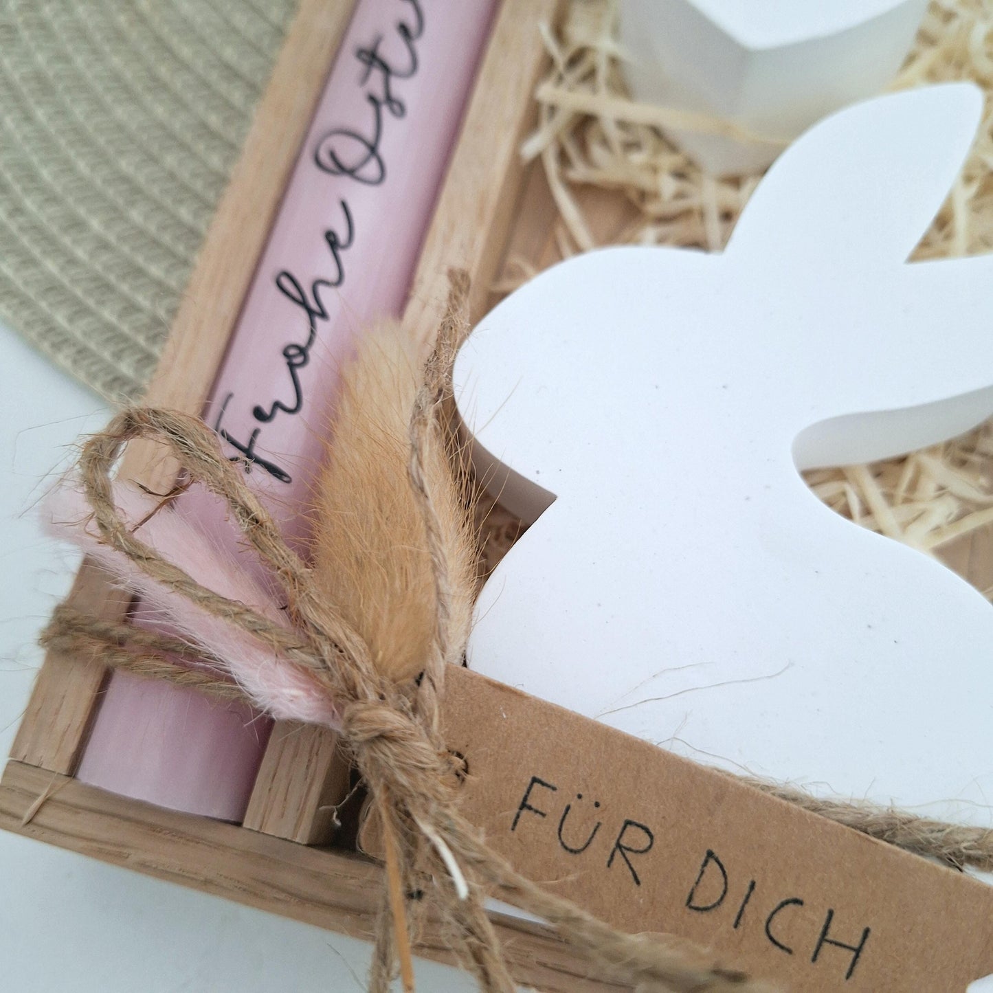 Ostern Geschenkset Ostergeschenk Sitzender Osterhase Blick nach links Kerzenhalter Herz Kerzenset Stabkerze Kerzenbox Holzbox Mitbringsel