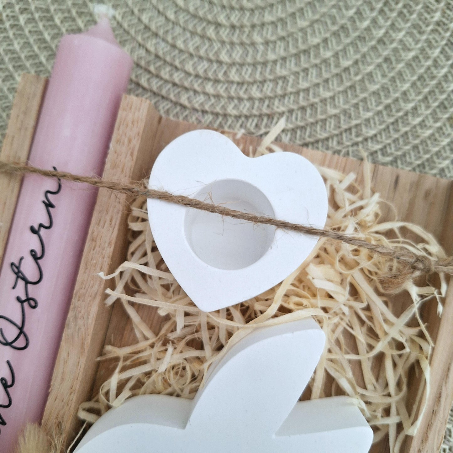 Ostern Geschenkset Ostergeschenk Sitzender Osterhase Blick nach links Kerzenhalter Herz Kerzenset Stabkerze Kerzenbox Holzbox Mitbringsel