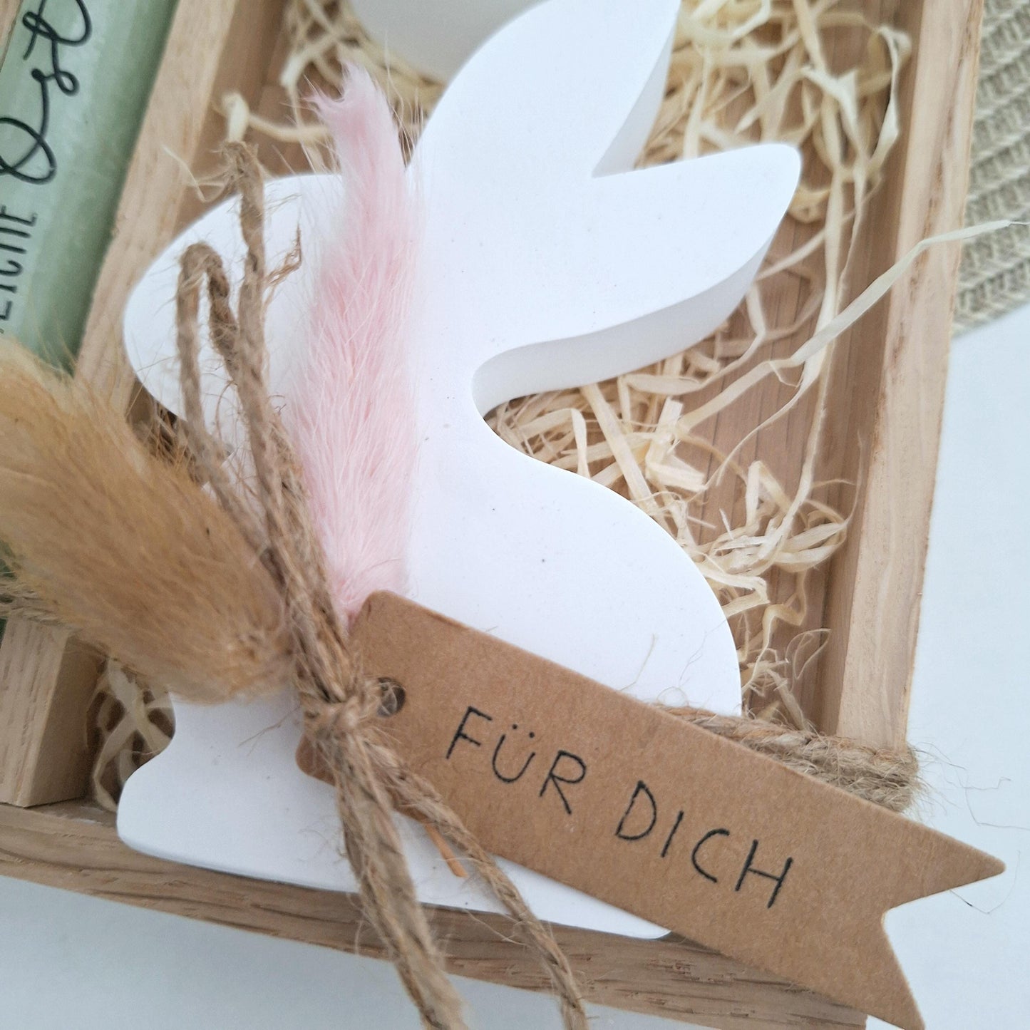 Ostern Geschenkset Ostergeschenk sitzender Osterhase Blick nach links Kerzenhalter rund Kerzenset Stabkerze Kerzenbox Holzbox Mitbringsel