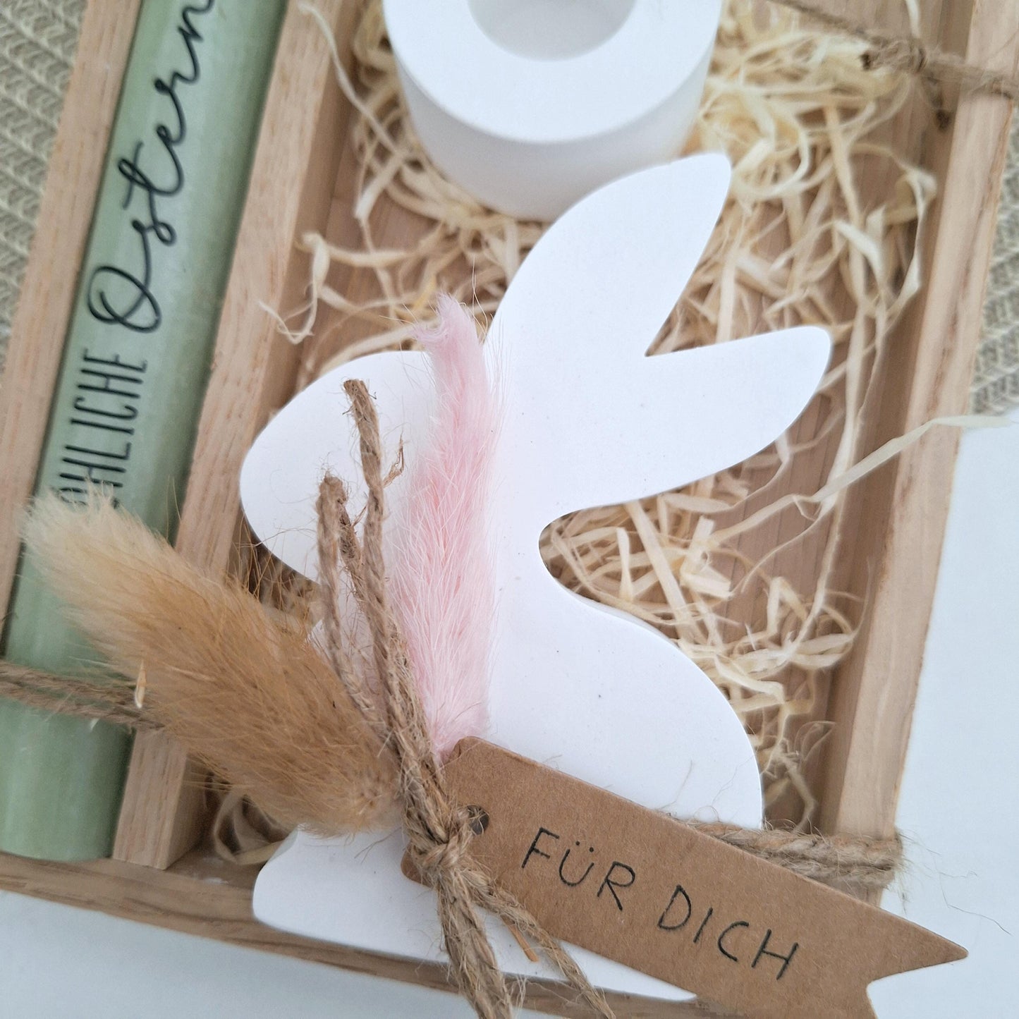 Ostern Geschenkset Ostergeschenk sitzender Osterhase Blick nach links Kerzenhalter rund Kerzenset Stabkerze Kerzenbox Holzbox Mitbringsel