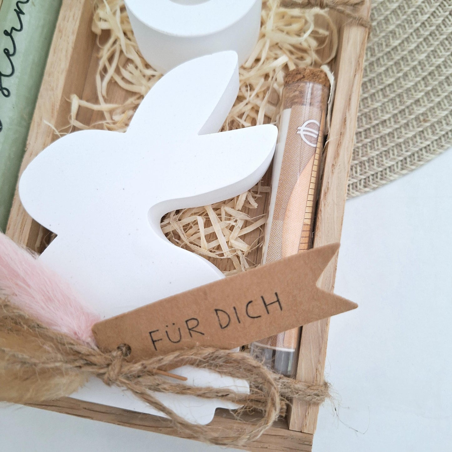 Ostern Geldgeschenk Ostergeschenk Sitzender Osterhase Blick nach links Kerzenhalter rund Geschenkset Gutschein Kerzenset Stabkerze Kerzenbox