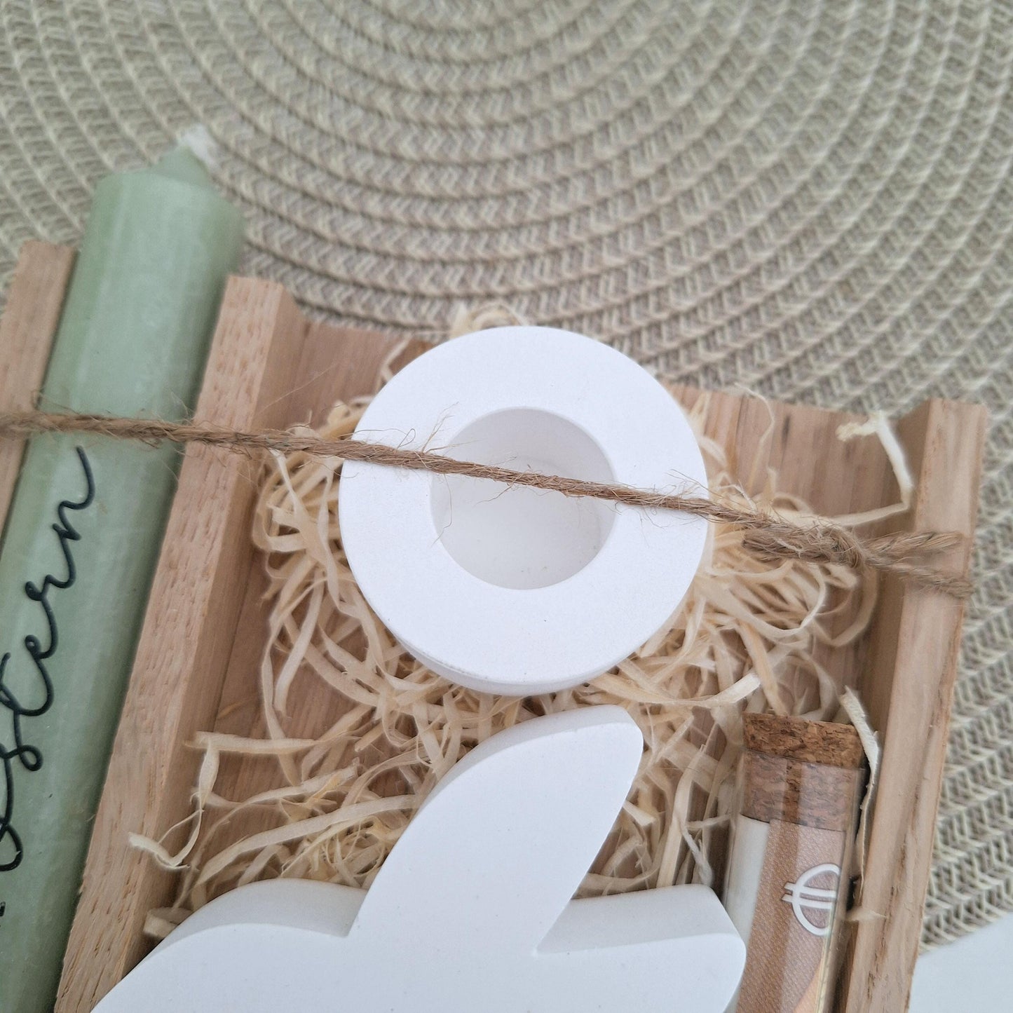 Ostern Geldgeschenk Ostergeschenk Sitzender Osterhase Blick nach links Kerzenhalter rund Geschenkset Gutschein Kerzenset Stabkerze Kerzenbox