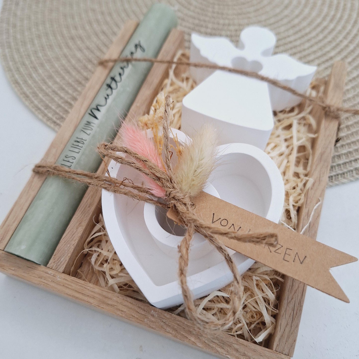 Muttertag Muttertagsgeschenk Engel mit Herz Kerzenteller Herz Kerzenset für Mama Geschenkset Stabkerze Kerzenbox Holzbox Mitbringsel