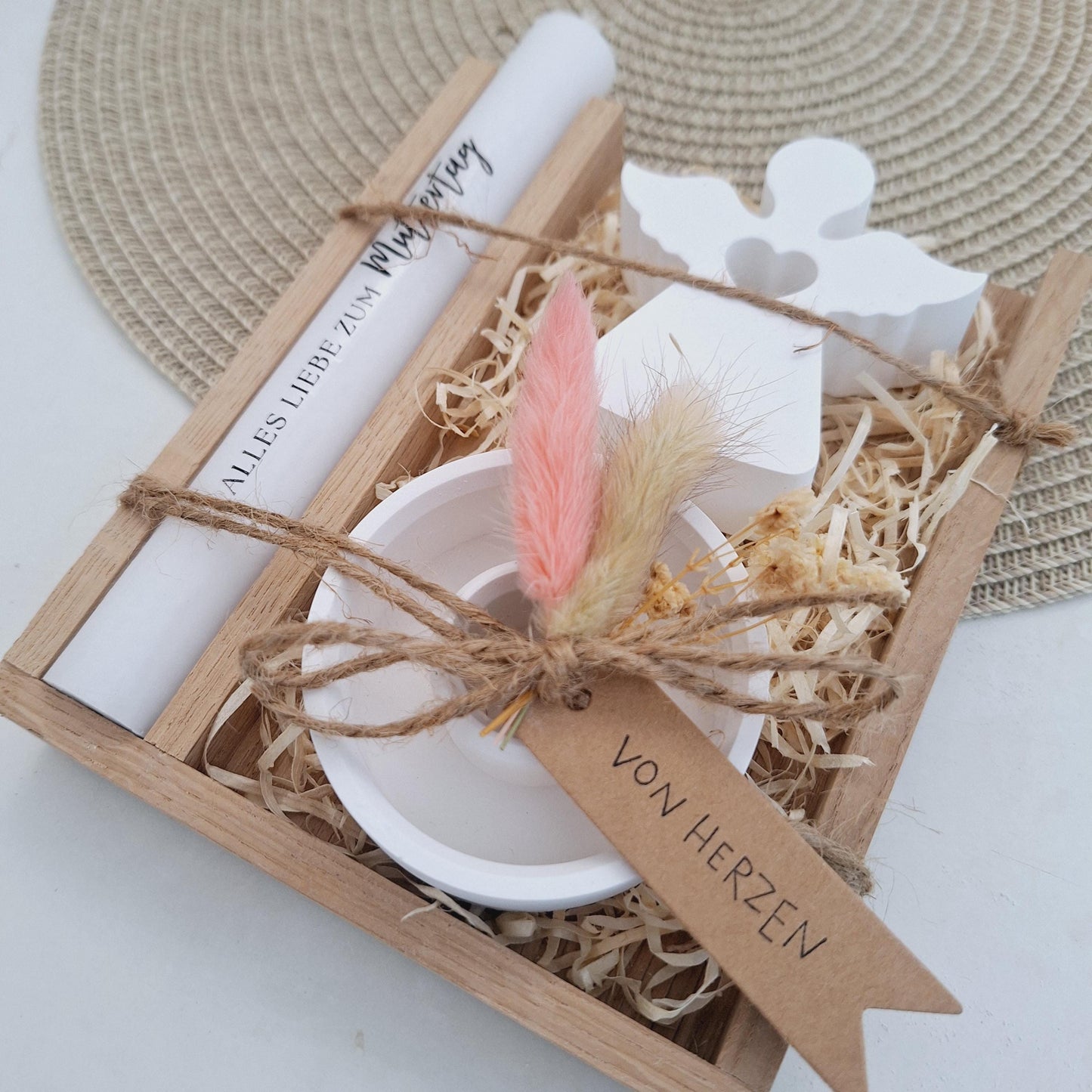 Muttertag Muttertagsgeschenk Engel mit Herz Kerzenteller rund Kerzenset für Mama Geschenkset Stabkerze Kerzenbox Holzbox Mitbringsel