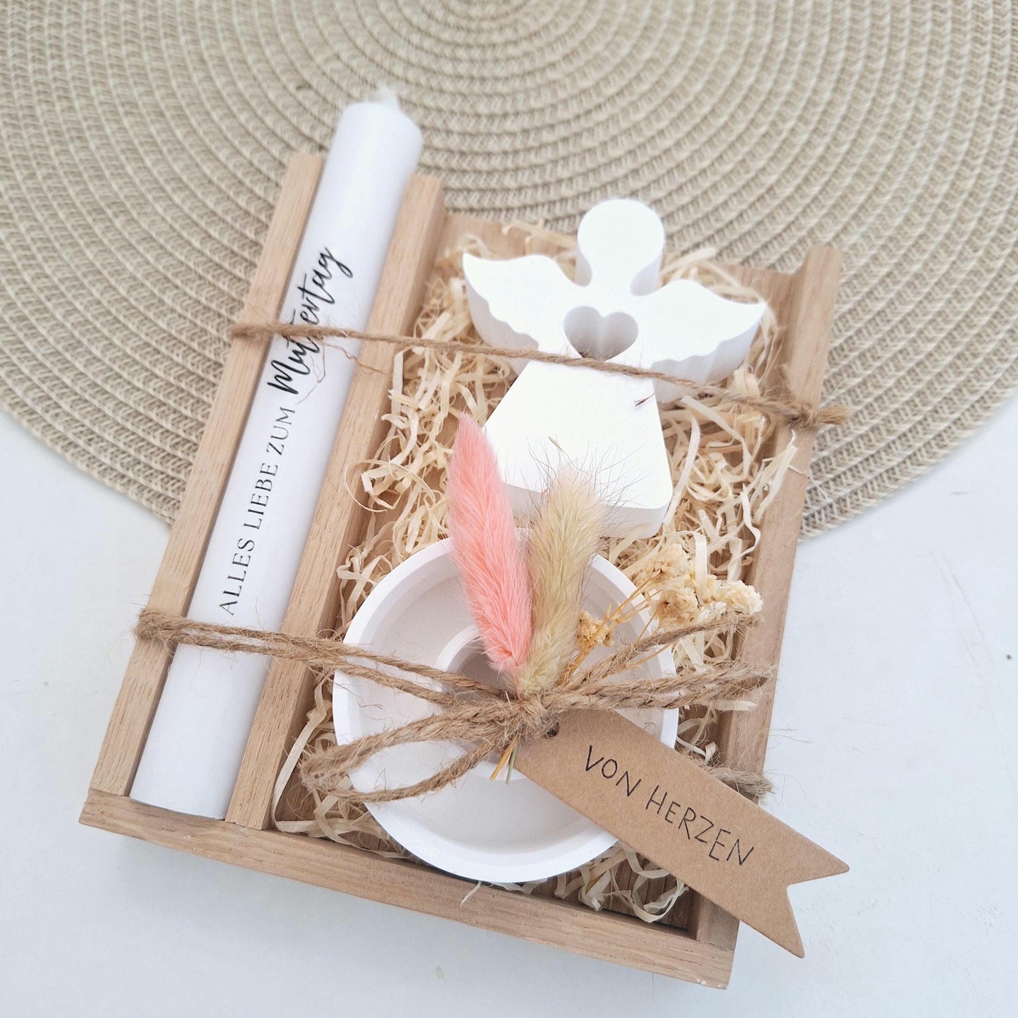 Muttertag Muttertagsgeschenk Engel mit Herz Kerzenteller rund Kerzenset für Mama Geschenkset Stabkerze Kerzenbox Holzbox Mitbringsel