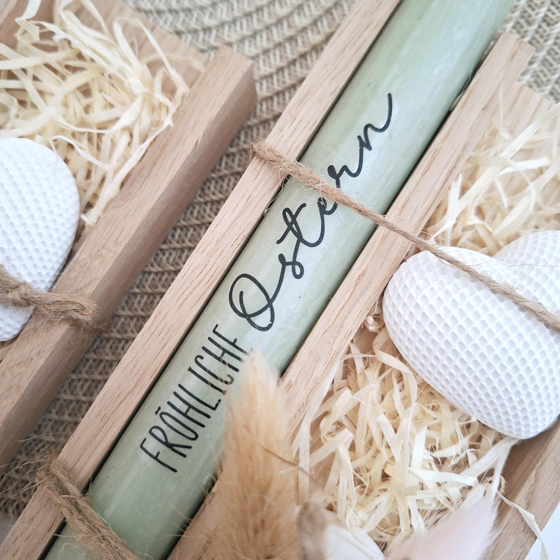 Ostern Ostergeschenk Geschenkset Kerze Kerzenset Dekoherz Kerzenhalter rund Stabkerze Schriftzug Frohe Ostern Osterfest Mitbringsel