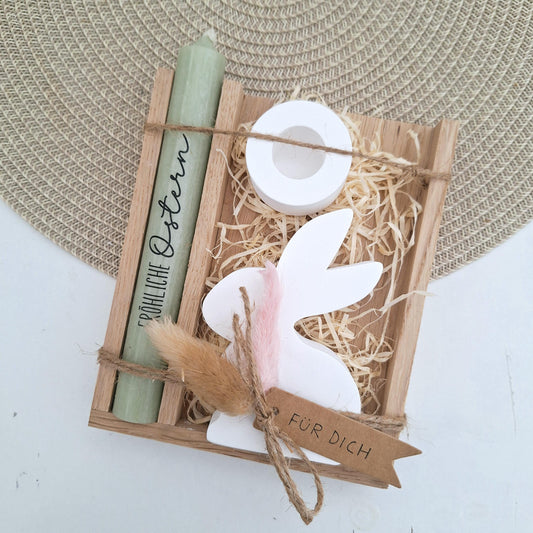 Ostern Geschenkset Ostergeschenk sitzender Osterhase Blick nach links Kerzenhalter rund Kerzenset Stabkerze Kerzenbox Holzbox Mitbringsel