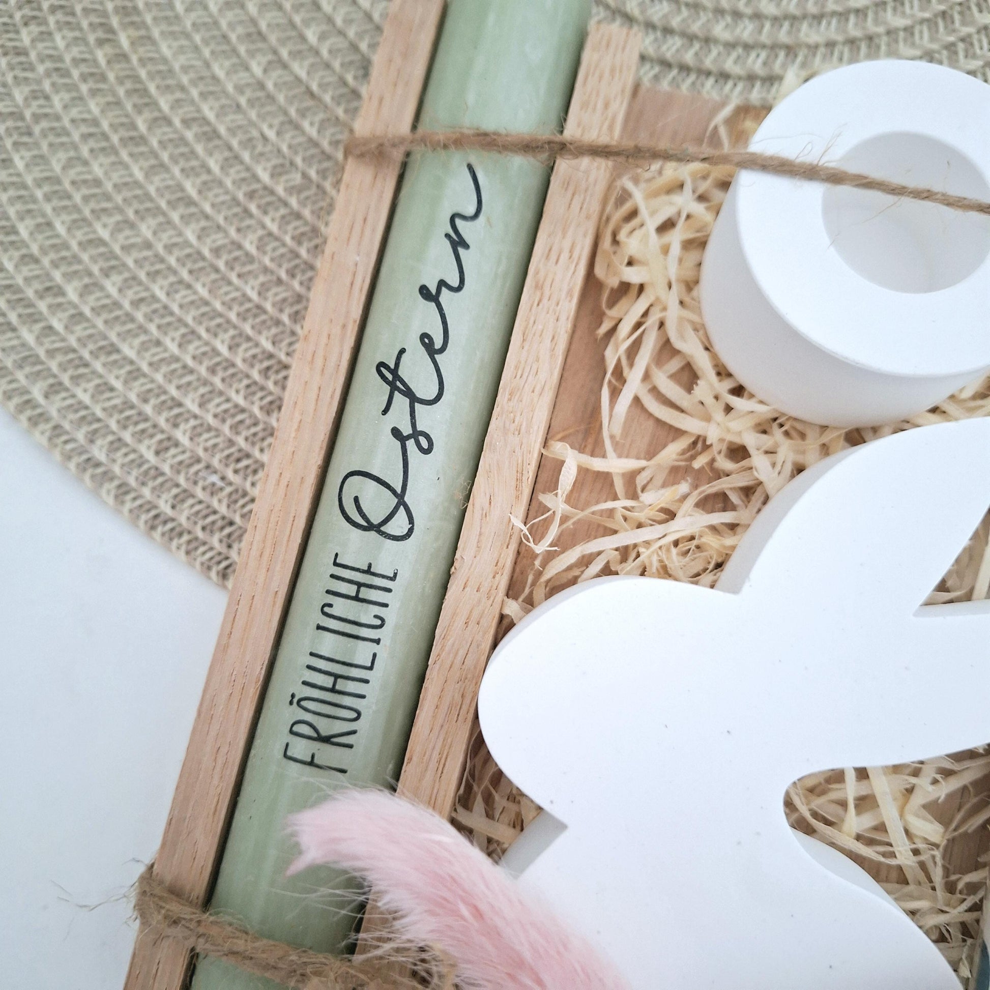 Ostern Geldgeschenk Ostergeschenk Sitzender Osterhase Blick nach links Kerzenhalter rund Geschenkset Gutschein Kerzenset Stabkerze Kerzenbox