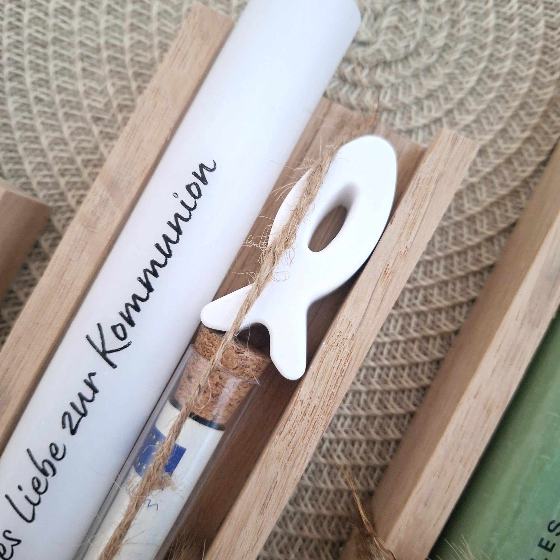 Kommunion Geldgeschenk Kommunionsgeschenk Geschenkset mit Fisch Reagenzglas Geschenkset für Jungen und Mädchen Kommunionskerze Gutschein