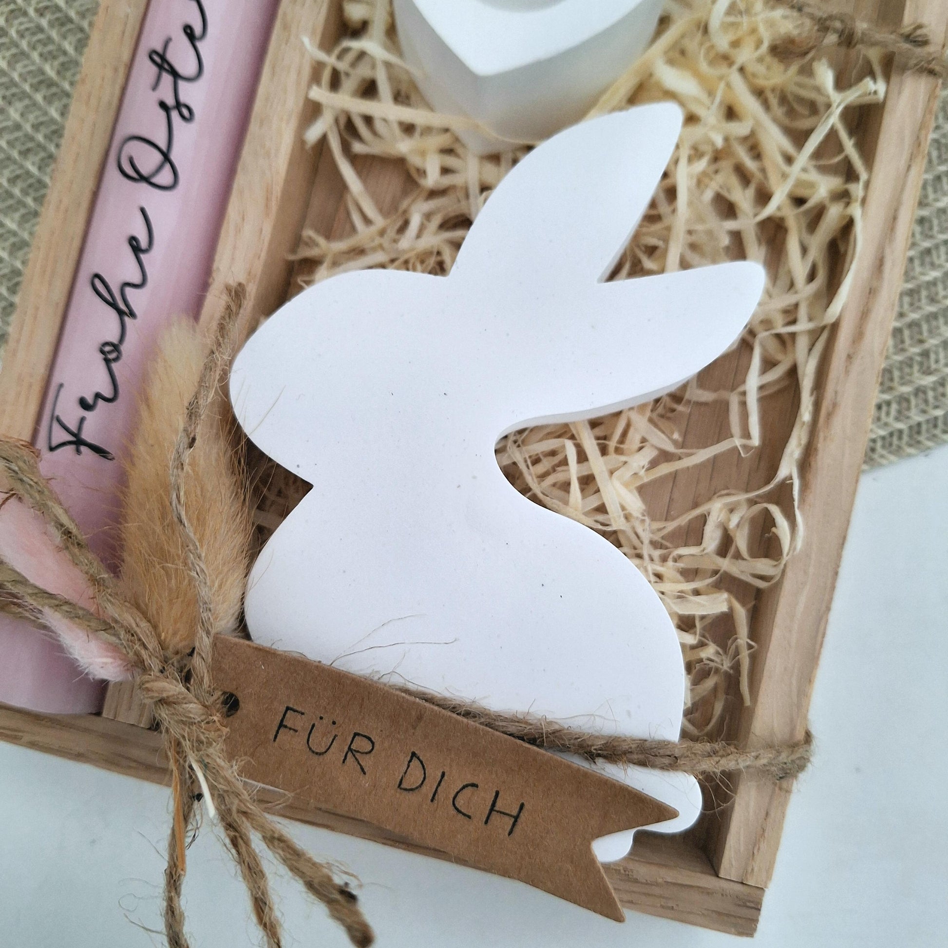 Ostern Geschenkset Ostergeschenk Sitzender Osterhase Blick nach links Kerzenhalter Herz Kerzenset Stabkerze Kerzenbox Holzbox Mitbringsel