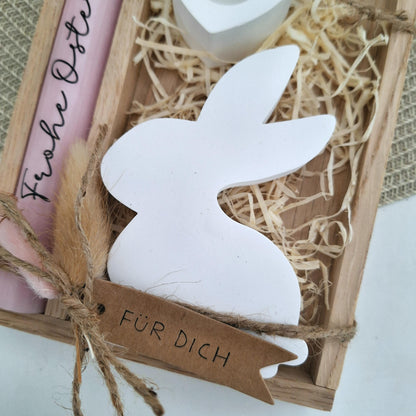 Ostern Geschenkset Ostergeschenk Sitzender Osterhase Blick nach links Kerzenhalter Herz Kerzenset Stabkerze Kerzenbox Holzbox Mitbringsel