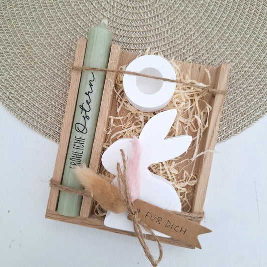 Ostern Geschenkset Ostergeschenk sitzender Osterhase Blick nach links Kerzenhalter rund Kerzenset Stabkerze Kerzenbox Holzbox Mitbringsel
