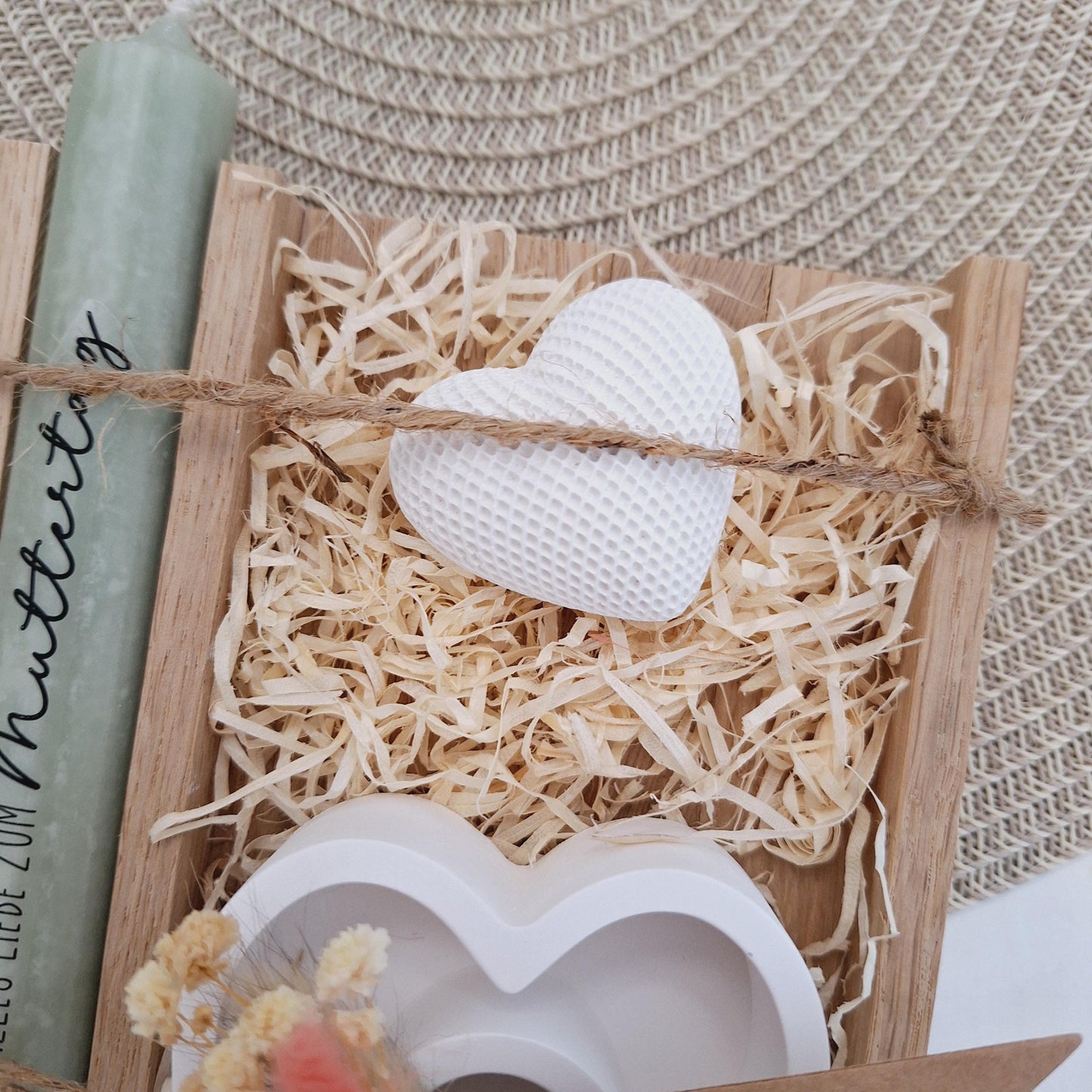 Muttertag Muttertagsgeschenk Dekoherz Kerzenteller Herz Kerzenset für Mama Geschenkset Stabkerze Kerzenbox Holzbox Mitbringsel